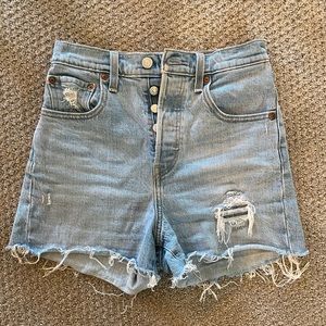 Lightly worn Levi’s ribcage shorts size 25